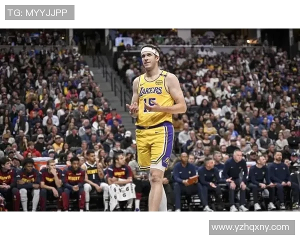 湖人赛场小动作引发广泛讨论 球员互动细节成焦点