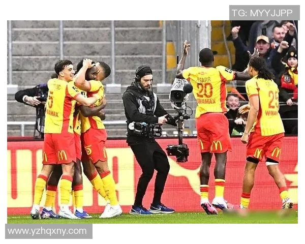 球迷炸锅总决赛场面引发热议各方观点交锋激情不断